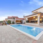 ヴィラ Kunfin Zadarvillas ビビニェ