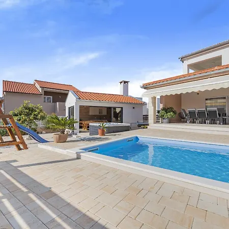 Kunfin Zadarvillas Вилла Бибинье