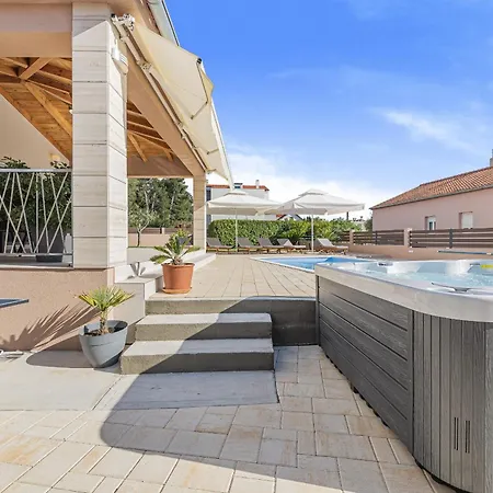 Kunfin Zadarvillas *