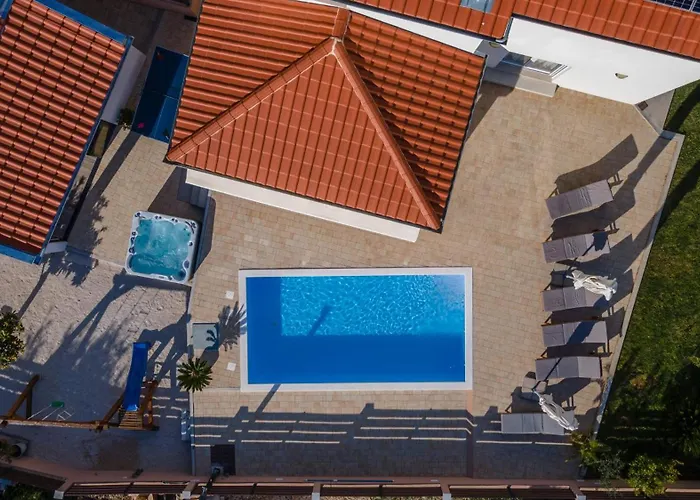 Kunfin Zadarvillas Бибинье